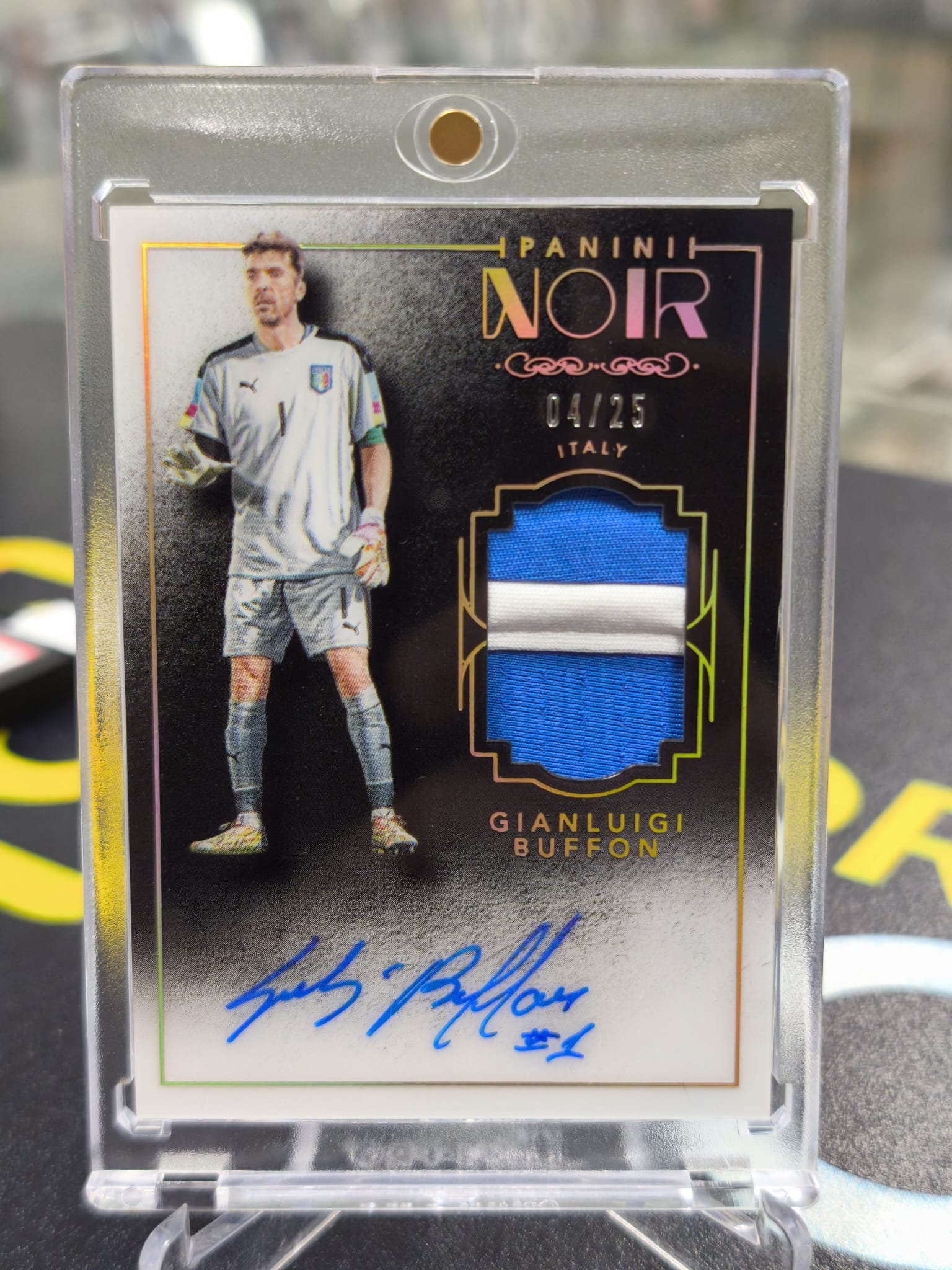 2016-17 Panini Noir Soccer Color Auto Gianluigi Buffon /25 On card